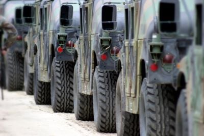 Des camions de défense militaire alignés
