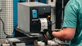 Machine imprimant des étiquettes dans un en entrepôt ASRaymond