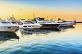 Barcos alineados en el muelle