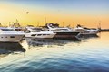 Barcos en fila en el muelle